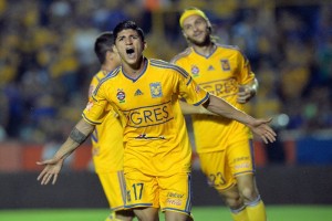 El delantero mexicano celebra un gol con la escuadra de Tigres