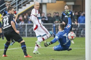 El holand�s Arjen Robben hizo un doblete. 