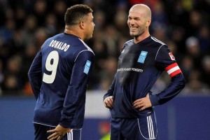 Ronaldo y Zinade en un juego amistoso contra la pobreza