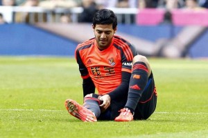 El delantero de la Real Sociedad se tira al c�sped tras sentir un dolor en su rodilla