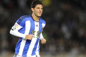 El mexicano celebra un gol con la escuadra de la Real Sociedad