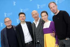 De izquierda a derecha, los actores Burghart Klaussner, Christian Friedel, el director Oliver Hirsch