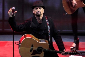 PRESENTACIN. Con gabardina y sombrero negro, sali cerca de las 20:40 horas para enloquecer a los asistentes en s