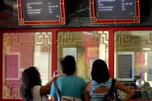  32 de cada 100 ciudadanos no asisten nunca a una sala cinematogr�fica, 17 acuden menos de una vez c