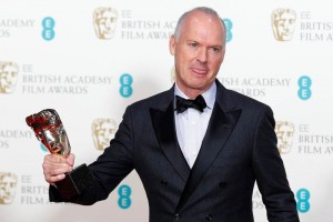 El actor Michael Keaton subi al escenario para recibir el BAFTA en representacin de Emmanuel Lubez