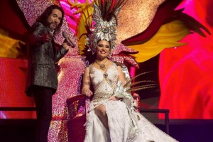 Marco Antonio Sols pone a bailar al Carnaval de Mazatln Ataviado con un elegante saco gris, camisa blanca y pantaln negro, el msico de origen michoacano a