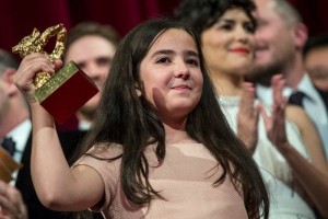 La sobrina de Jafar Panahi asisti� en representaci�n de su t�o para recoger el Oso de Oro que le con