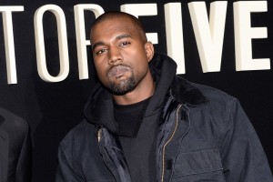 El rapero subi� los escalones hacia el escenario en el Staples Center de Los Angeles mientras Beck a