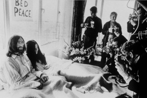 <b>Entrate</b> Yoko Ono cumple 82 aos Lennon y Yoko, enamorados, comenzaron a realizar propuestas artsticas juntos, como el happening