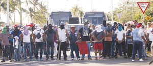 Maestros bloquean aeropuerto de Acapulco