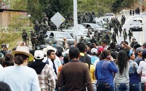 Exigen con bloqueo retiro del Ejrcito