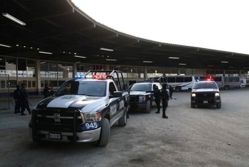 El Universal - Los Estados - Policías desalojan central camionera de Oaxaca