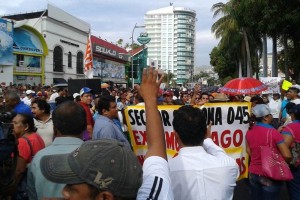 Los manifestantes ocupan los tres carriles de la costera Miguel Alemn, por lo que se ha generado un