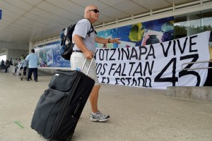 Manifestantes arribaron al Aeropuerto Internacional de Canc�n y colocaron una de manta blanca que di
