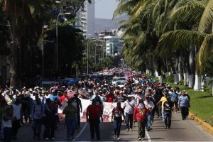 Maestros marchan desde temprano y se dirigen al aeropuerto de Acapulco