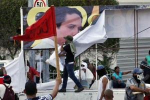 Manifestantes retirar la propaganda poltica que se encuentran a su paso por la costera Miguel Alem