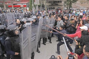 PF desaloja a manifestantes de Autopista del Sol