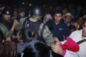 Momentos de tensin se vivieron la noche del lunes cuando pobladores forcejearon con militares en su