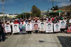 La movilizaci�n es encabezada por los padres de los 43 normalistas de la Normal Rural 
