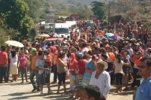 Luego de dialogar, los comunitarios permitieron el paso a los trabajadores de la mina que van hacia 