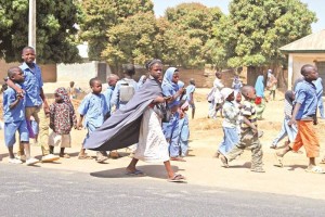 Ni�os nigerianos regresan de la escuela a sus hogares en la localidad de Toro, en el estado de Bauch