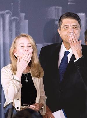 Premian al cazador de monstruos Silvia Lemus, viuda de Carlos Fuentes, acompaa al intelectual nicaragense durante la ceremonia de