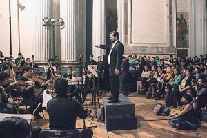 Tras la censura, Nitsch regala sinfona al pas Un ensamble de 40 msicos, bajo la batuta de Andrea Cusuman, interpret la obra de Nitsch, quien no