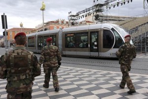 La vspera, tres militares que vigilaban un edificio sede de varios organizaciones judas francesas 