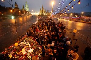 Cientos de rusos dejan flores en lugar de asesinato de Nemtsov Las flores rodeaban un cartel de papel blanco que deca