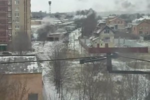 <b>Video:</b> Mujer graba desde su casa bombardeo en Ucrania En el video se observa a gente corriendo para salvarse del ataque