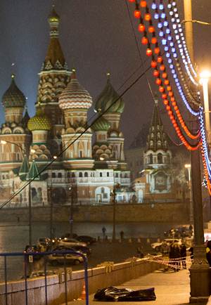 Asesinan en Mosc al lder opositor Bors Nemtsvov Nemtsov recibi los disparos el viernes por la noche, no muy lejos de los edificios del Kremlin, en