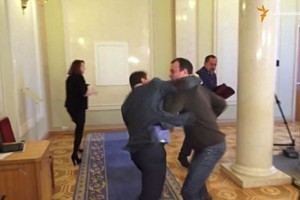 <b>Video</b> Diputados ucranianos arreglan disputa a golpes Se ve a Yegor Sobolev, miembro del Partido de Confianza Popular, y Vadim Ivchenko, del partido Patri