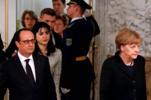 Se reanudan las negociaciones en Minsk Francois Hollande y Angela Merkel al arribar a la sala de reuniones del Palacio de la Independencia