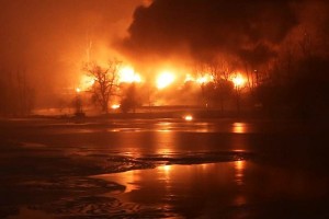 Los equipos de bomberos no tuvieron otra opci�n que dejar que las llamas consumieran las cisternas, 