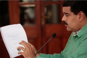 Maduro: Obama se deja engaar por 'informes manipulados' El documento estadounidense compromete el apoyo de Estados Unidos a grupos de ciudadanos de pases d