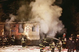 Tren arrolla camioneta en NY; hay 7 muertos