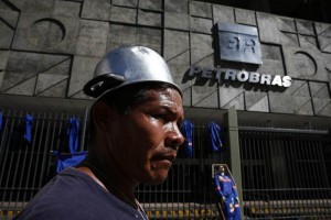Obreros cierran el transito exigiendo sus salarios atrasados desde el 20 de diciembre