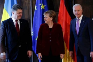 El presidente ucraniano Petro Poroshenko, la canciller Angela Merkel y el vicepresidente estadounide