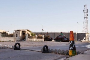 Yihadistas toman el centro de la ciudad libia de Sirte La llegada de los seguidores de Abu Bakr al Bagdadi a la cuna de Gadafi ha generado un masivo despla