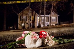 Flores y osos de peluche fueron dejados en la calle fuera de una casa de fue escena de disparos y do
