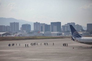 Las autoridades de la terminal a�rea, situada al sur de la Ciudad de Guatemala, realizan tareas de l