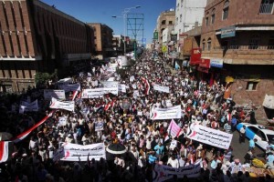 Decenas de miles de personas tambi�n llevaron carteles y corearon consignas contra los houthi en Tai