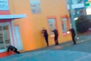 Polic�as en EU dan muerte a mexicano por lanzar piedras
