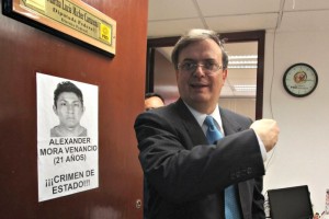 Ebrard va a San L�zaro; busca tener 3 minutos en Tribuna