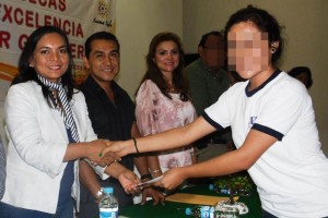 En la imagen aparece tambi�n Mar�a de los �ngeles Pineda Villa, esposa de Abarca tambi�n detenida