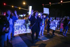 Tras la concentracin en el parque, los asistentes corearon lemas y marcharon hacia Vinny's Bakery, 