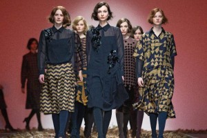 EN PASARELA. El diseador Jasper Conran llen la pasarela de hojas secas para crear un clima otoal. Las modelos