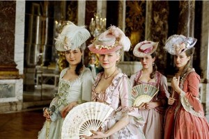 Un vestido usado por Kirsten Dunst en Marie Antoinette tambi�n forma parte de la muestra