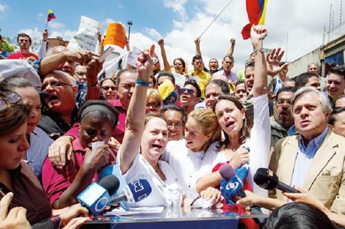 Maduro da golpe a democracia, dice oposicin La esposa del alcalde mayor de Caracas, Antonio Ledezma, Mitzy Capriles (cen.izq.), acompaada de la