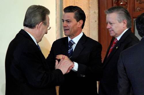El presidente Pe�a Nieto dialoga con Anthony Wayne, embajador de EU en M�xico, y el ministro Arturo 